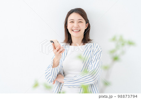 スマホ 女性 インフルエンサー スマホ 女性 インフルエンサー 98873794