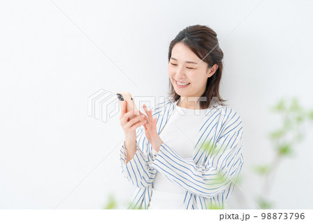 スマホ　女性　インフルエンサー 98873796