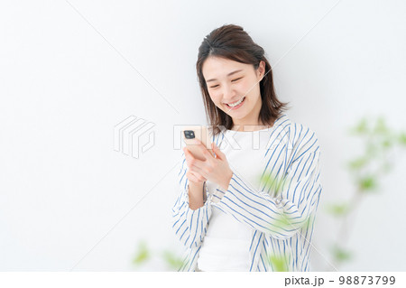 スマホ　女性　インフルエンサー 98873799