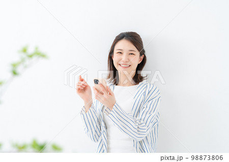 スマホ 女性 インフルエンサー スマホ 女性 インフルエンサー 98873806