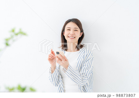 スマホ 女性 インフルエンサー スマホ 女性 インフルエンサー 98873807