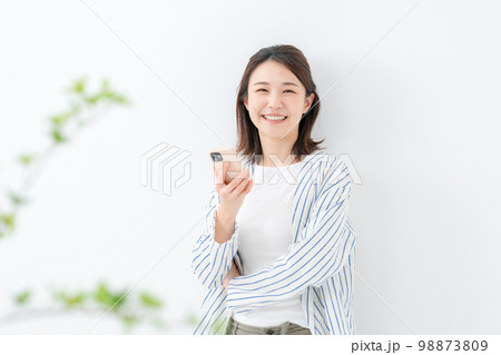 スマホ　女性　インフルエンサー 98873809