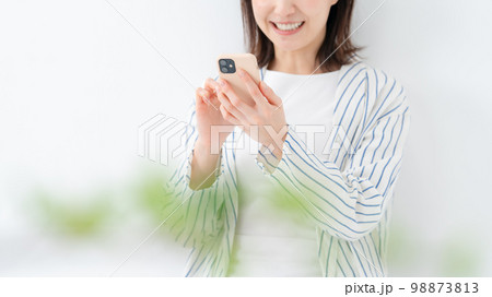 スマホ　女性　インフルエンサー 98873813