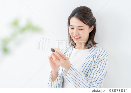 スマホ 女性 インフルエンサー スマホ 女性 インフルエンサー 98873814