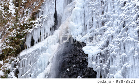日本の愛媛県にある白猪の滝が寒さで凍りついた氷瀑の様子 日本の愛媛県にある白猪の滝が寒さで凍りついた氷瀑の様子 98873821