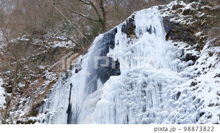 日本の愛媛県にある白猪の滝が寒さで凍りついた氷瀑の様子 98873822