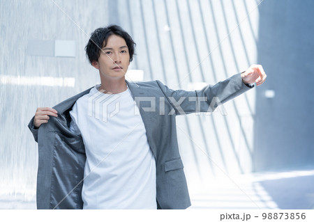 ジャケットを羽織る若い男性 ジャケットを羽織る若い男性 98873856