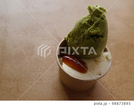 カップに入った抹茶とバニラのジェラート カップに入った抹茶とバニラのジェラート 98873893
