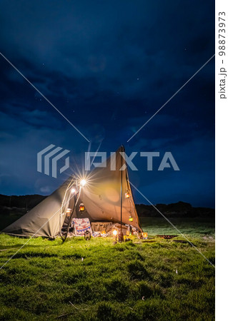 夜キャンプ 星空 夜空 ランプ ランタン オイルランプ 灯り 幻想的 神秘的 98873973