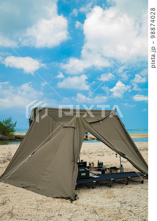 ソロキャンプ テント 砂浜 海キャンプ 青空 冒険 ビーチ 98874028