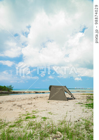 ソロキャンプ テント 砂浜 海キャンプ 青空 冒険 ビーチ ソロキャンプ テント 砂浜 海キャンプ 青空 冒険 ビーチ 98874029