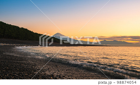 三保の松原から望む富士山（夜明け） 98874054