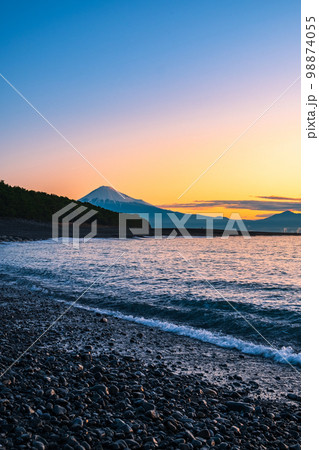 三保の松原から望む富士山（夜明け） 98874055