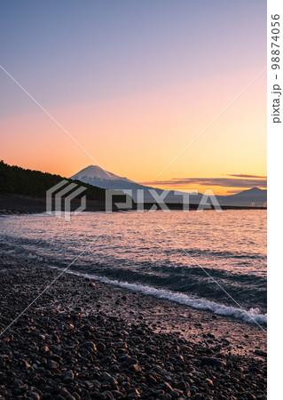 三保の松原から望む富士山（夜明け） 98874056