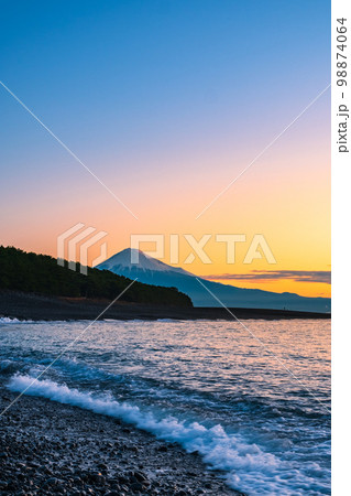 三保の松原から望む富士山(夜明け) 三保の松原から望む富士山(夜明け) 98874064