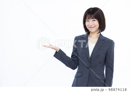 紹介をしている30代のビジネスウーマン 98874118