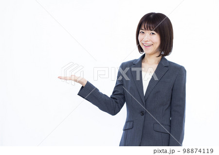 紹介をしている30代のビジネスウーマン 98874119