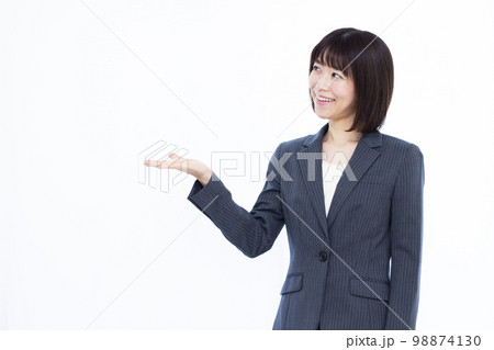 紹介をしている30代のビジネスウーマン 98874130
