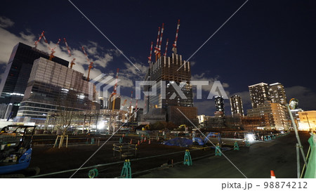 開発プロジェクトが進むうめきた2期地区（JR大阪駅北側の再開発地域）の夜景 98874212