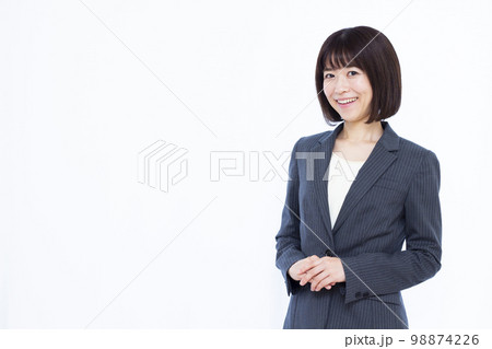 笑顔の30代ビジネスウーマン 笑顔の30代ビジネスウーマン 98874226