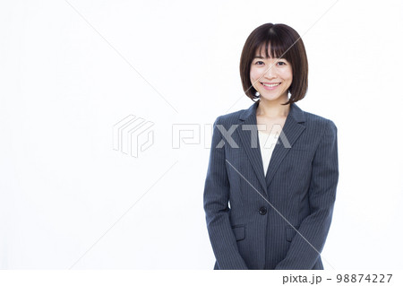 笑顔の30代ビジネスウーマン 98874227