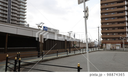 JR東西線の加島駅 JR東西線の加島駅 98874365