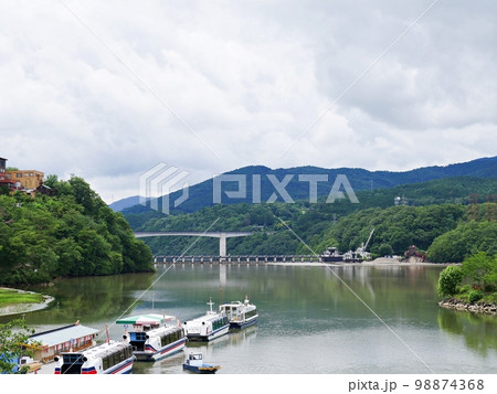 岐阜県　恵那峡　湖上の観光船と大井ダム（梅雨） 98874368