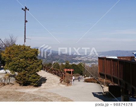 奈良県　王寺町　明神山山頂の展望台と奈良盆地(立春) 98874378
