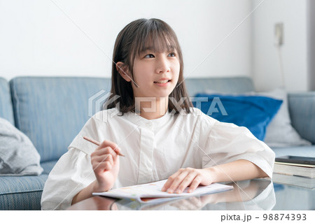 リビングで勉強をする小学生 女の子 リビングで勉強をする小学生 女の子 98874393
