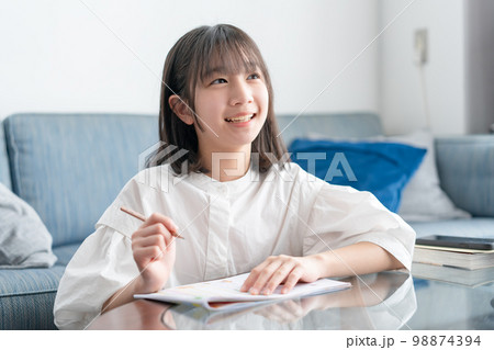 リビングで勉強をする小学生 女の子 リビングで勉強をする小学生 女の子 98874394