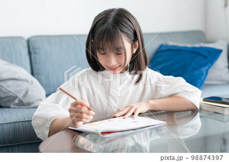 リビングで勉強をする小学生 女の子 リビングで勉強をする小学生 女の子 98874397