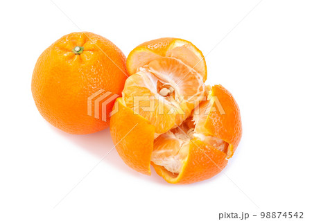 皮を剥いた伊予柑【白背景・切り抜き】 皮を剥いた伊予柑【白背景・切り抜き】 98874542