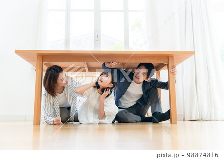 地震　家族　避難　隠れる 98874816