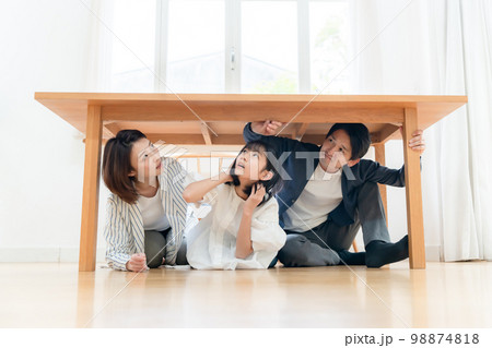 地震　家族　避難　隠れる 98874818