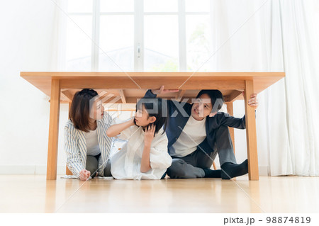 地震 家族 避難 隠れる 地震 家族 避難 隠れる 98874819