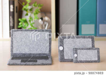 フエルト生地のデバイス フエルト生地のデバイス 98874869