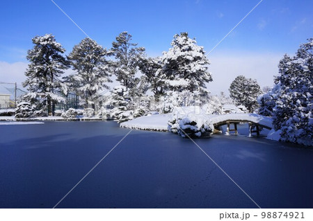 岡山県津山市にある回遊式日本庭園「衆楽園」:雪景色 岡山県津山市にある回遊式日本庭園「衆楽園」:雪景色 98874921