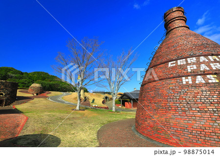 【長崎県】晴天の波佐見やきもの公園（世界の窯広場） 98875014