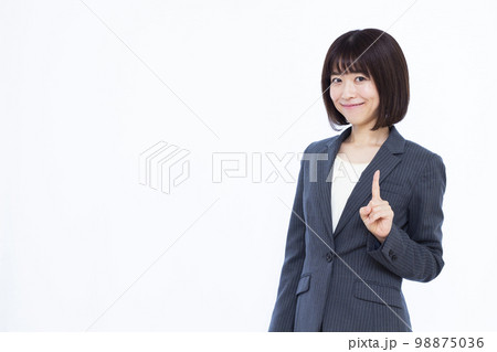 紹介をしている30代のビジネスウーマン 紹介をしている30代のビジネスウーマン 98875036