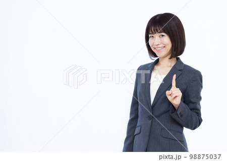 紹介をしている30代のビジネスウーマン 紹介をしている30代のビジネスウーマン 98875037