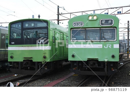 車両基地で並ぶ201系と103系 車両基地で並ぶ201系と103系 98875119