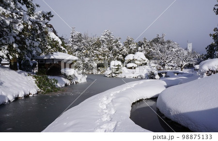 岡山県津山市にある回遊式日本庭園「衆楽園」:清涼軒付近の雪景色 岡山県津山市にある回遊式日本庭園「衆楽園」:清涼軒付近の雪景色 98875133