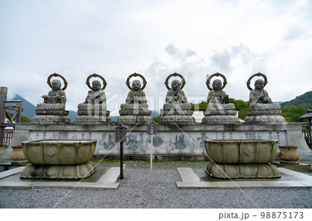 霊場恐山　恐山菩提寺　六地蔵（青森県むつ市） 98875173