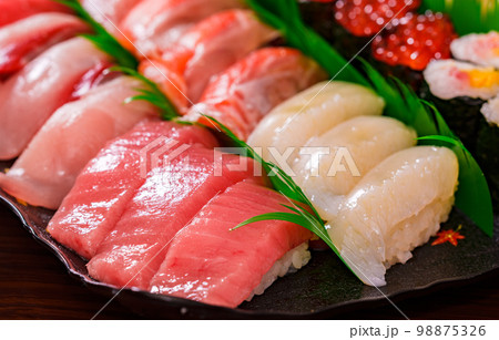 マグロ　大トロ　トロ　【 寿司桶 の 出前 の イメージ 】 98875326