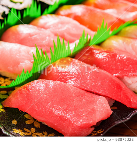 マグロ 大トロ トロ 【 寿司桶 の 出前 の イメージ 】 マグロ 大トロ トロ 【 寿司桶 の 出前 の イメージ 】 98875328