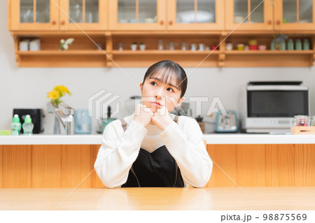悩んでいる若い女性 悩んでいる若い女性 98875569