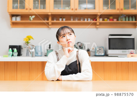 悩んでいる若い女性 98875570