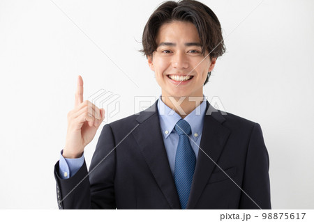 ビジネス　スーツ　笑顔　指差し 98875617