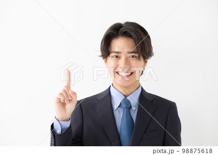 ビジネス　スーツ　笑顔　指差し 98875618