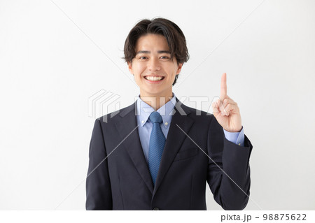 ビジネス　スーツ　笑顔　指差し 98875622